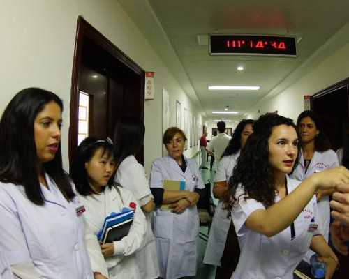 心理状态过度的心理紧张容易引起内分泌失调从而导致胚胎难以着床因此女性在